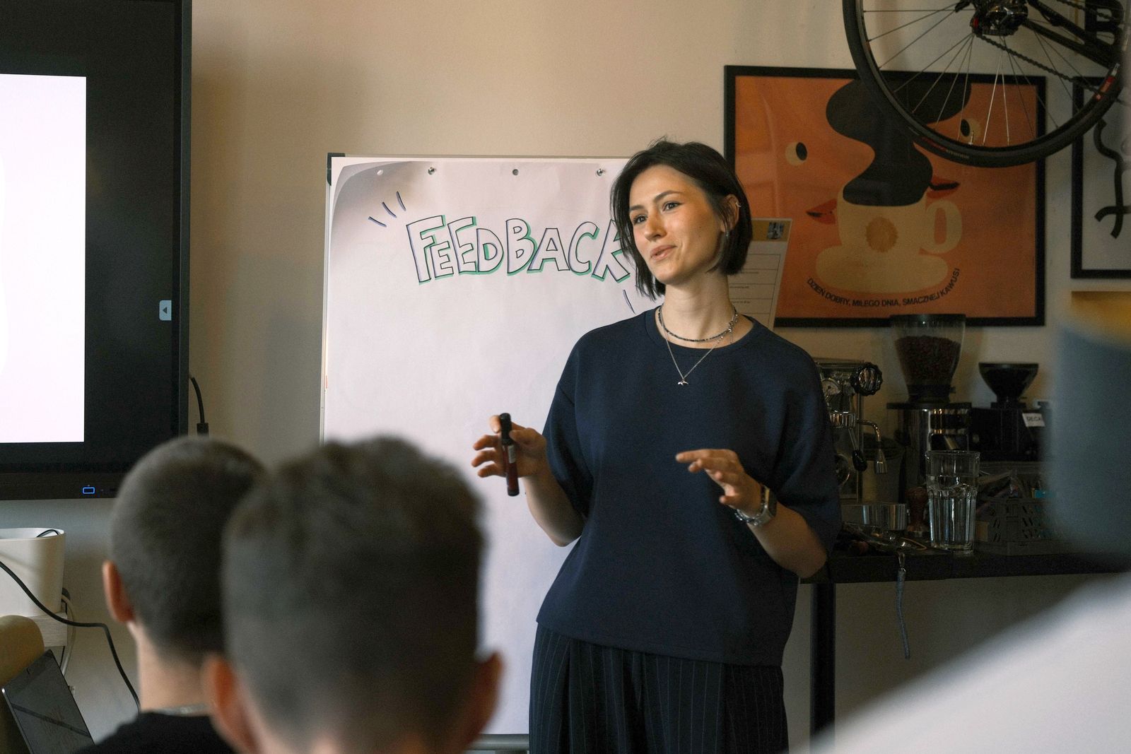 Aneta Kańka prowadzi warsztat z feedbacku przy flipcharcie