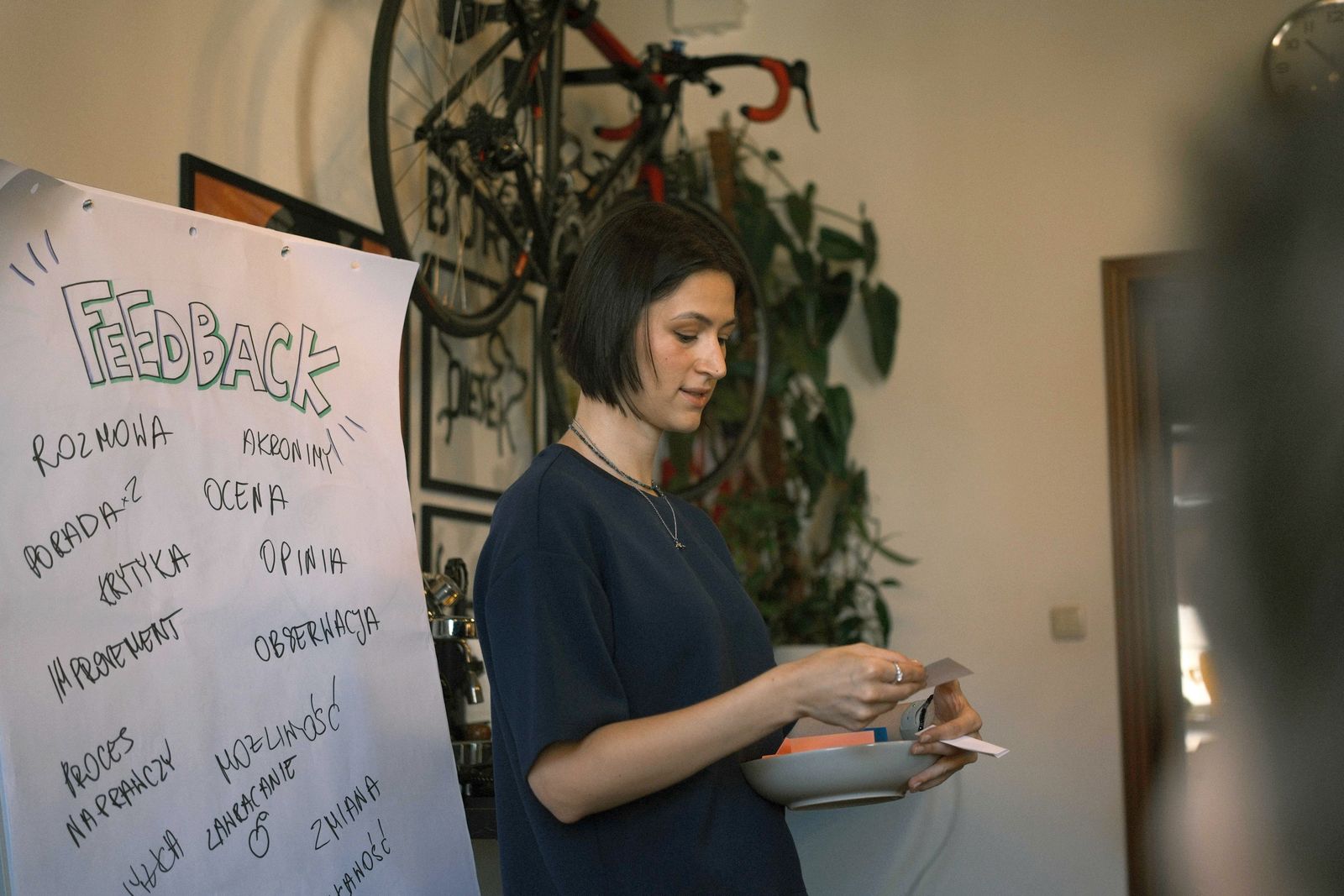 Flipchart z hasłami, które kojarzą się uczestnikom z feedbackiem