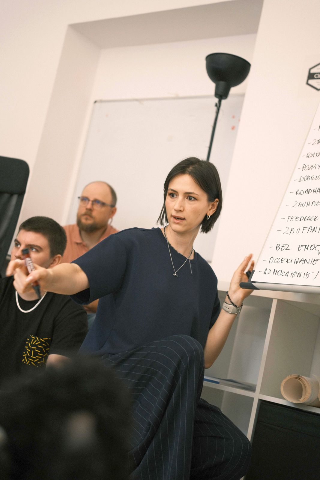 Aneta Kańka rozmawia z uczestnikami warsztatu